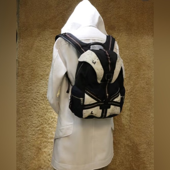 ✨Dior Black navy and White Backpack 100% authentic 
Men and women can both use - Picture 2 of 9